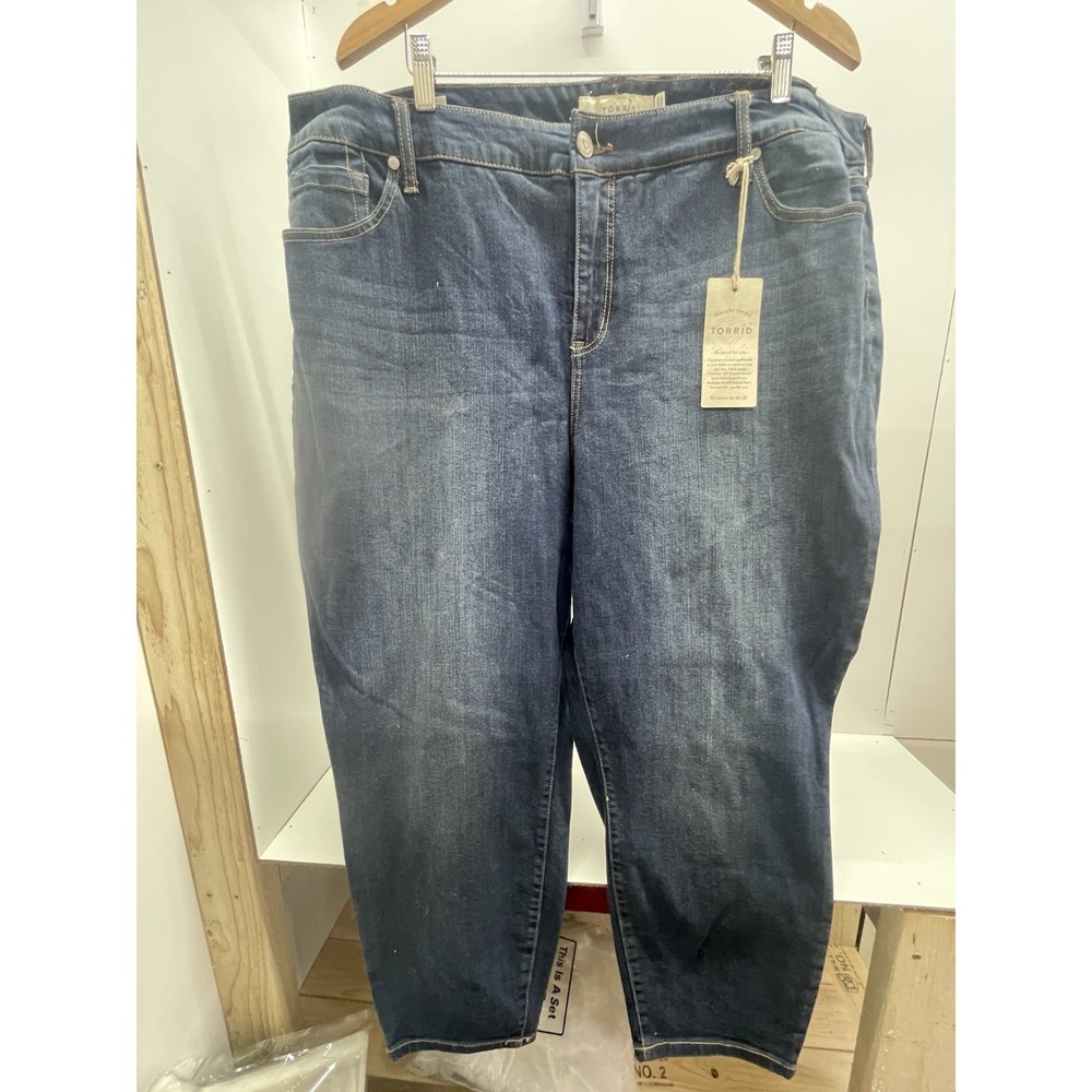 Torrid Women's NWT Girlfriend Jeans Sz 26